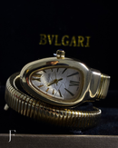 Relógio BVLG Feminino Dourado Algarismos Romanos Redondo